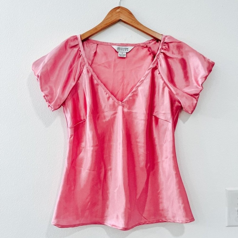 ALLISON TAYLOR Barbie pink satin short sleeve v-neck blouse size small